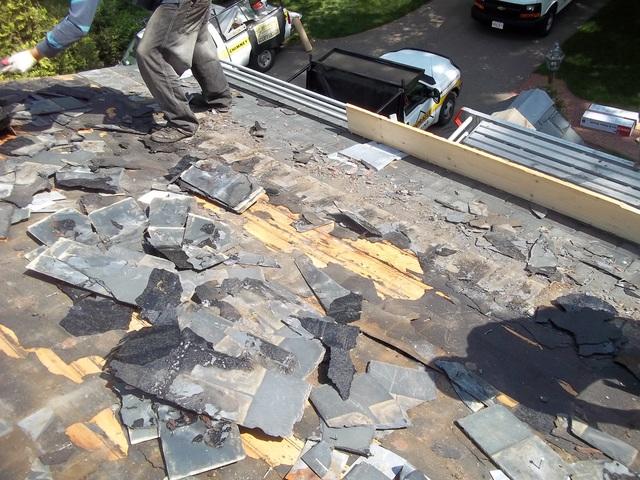 Our crew starts this project by removing each of the slates in the damaged area carefully, as many of them will be reusable afterwards.